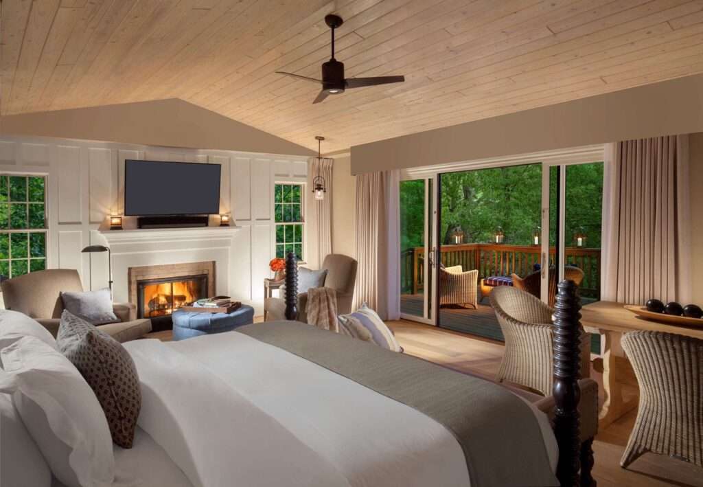 Creekside Suite Lauberge De Sedona. Fireplace, flatscreen TV, king size bed and open patio