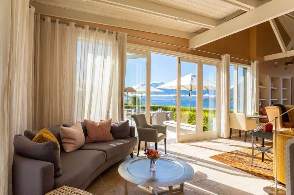 Lounge Rosewood Matakauri with views of the ocean and mountains
