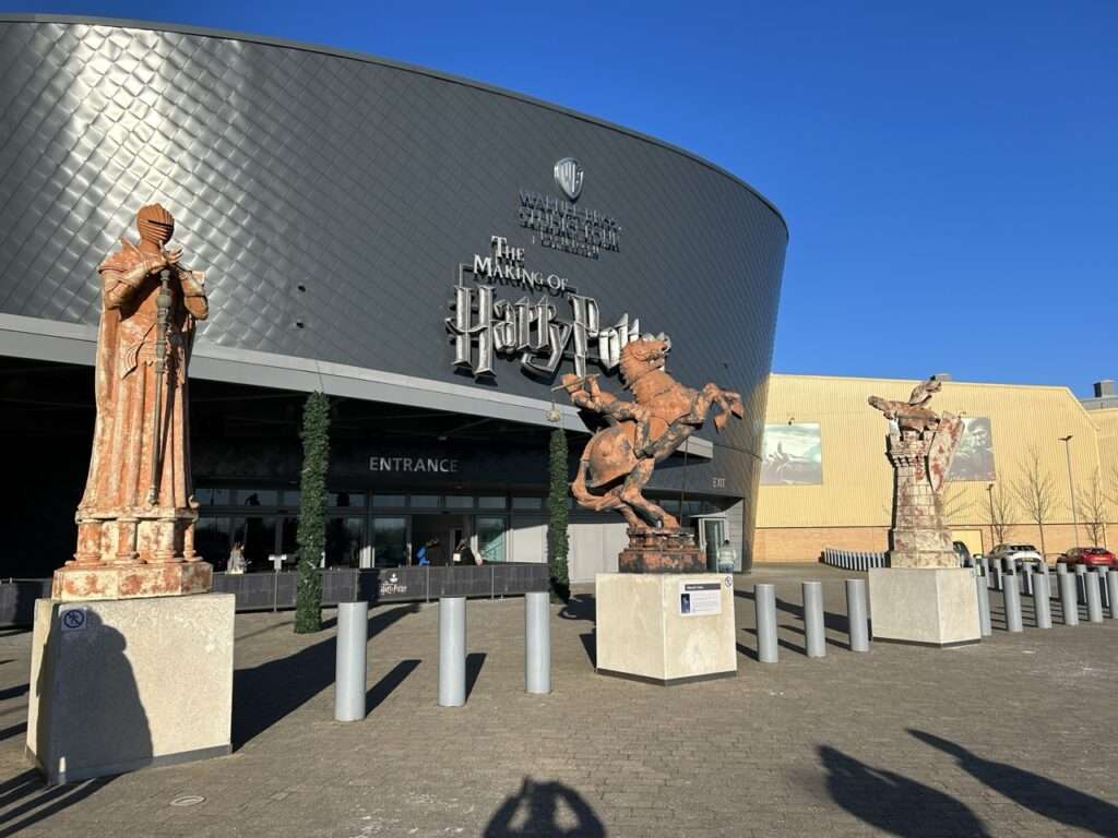 Entrance to the Warner Brothers Studio with the Harry Potter experience. In front of the entrance are chess pieces from the movie.