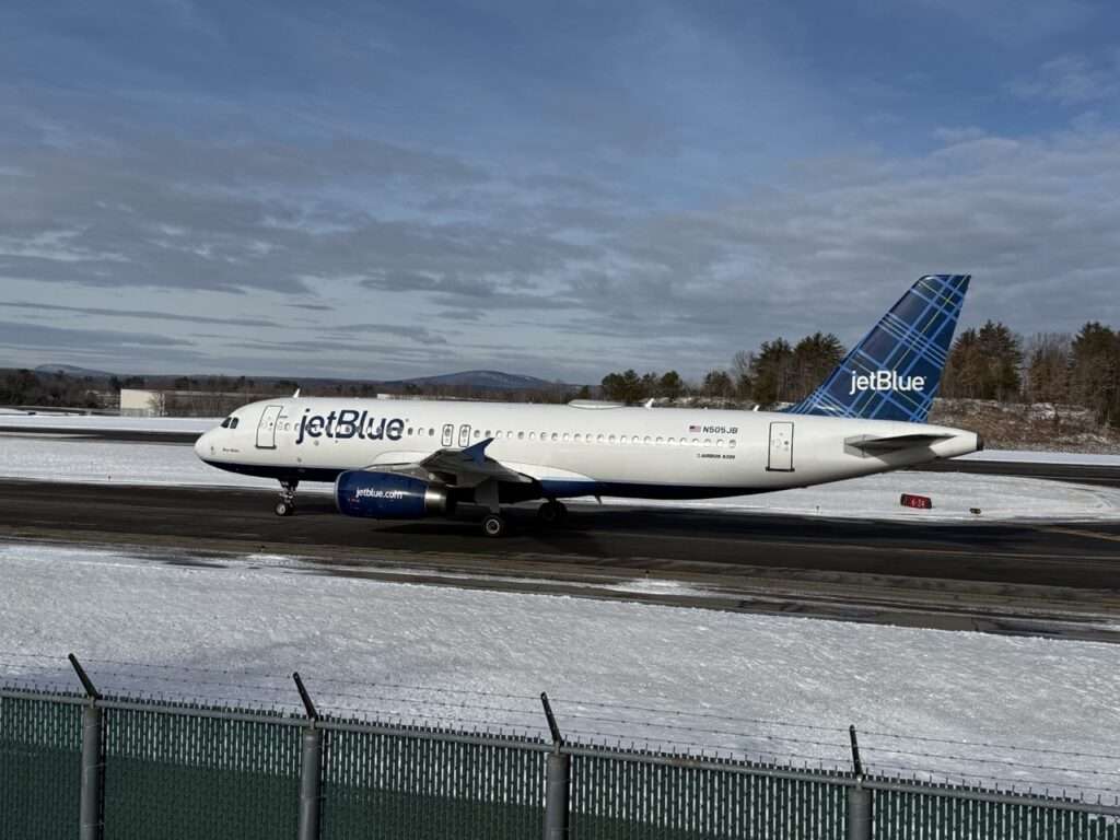 Jet Blue Flight from MCO landing in Manchester